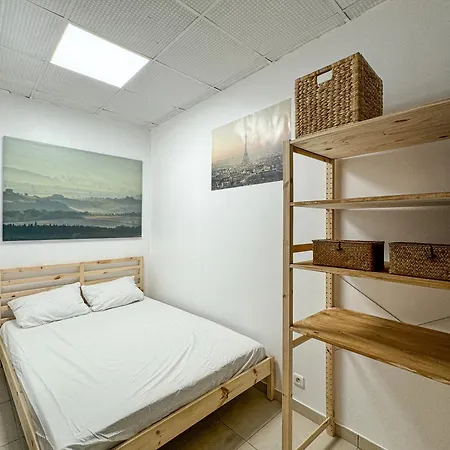 Korean Minbak C'est La Vie Paris Hostal *